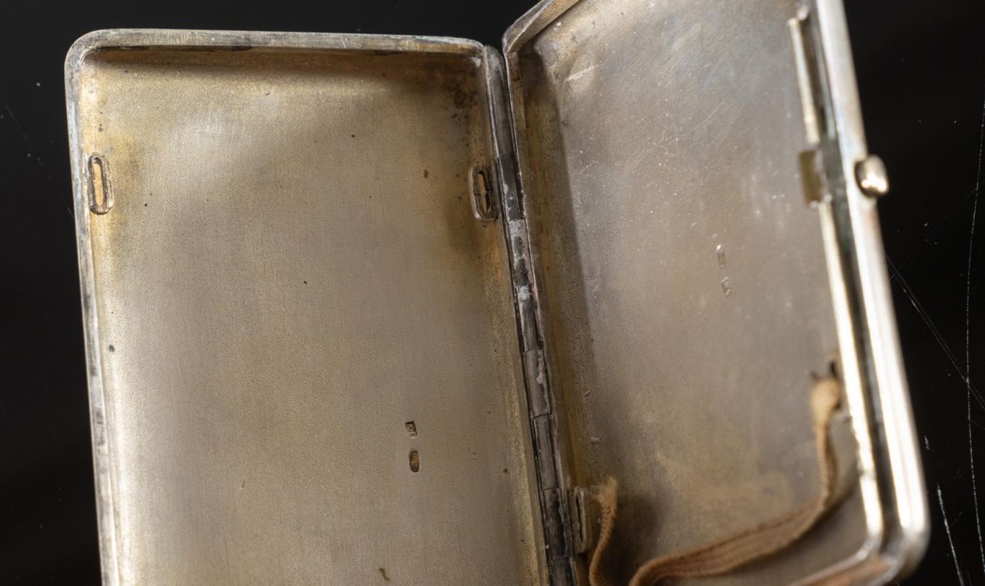 Porta-sigarette rettangolare in argento, XX secolo.Superficie liscia riccamente decorata a ramages - Bild 3 aus 3