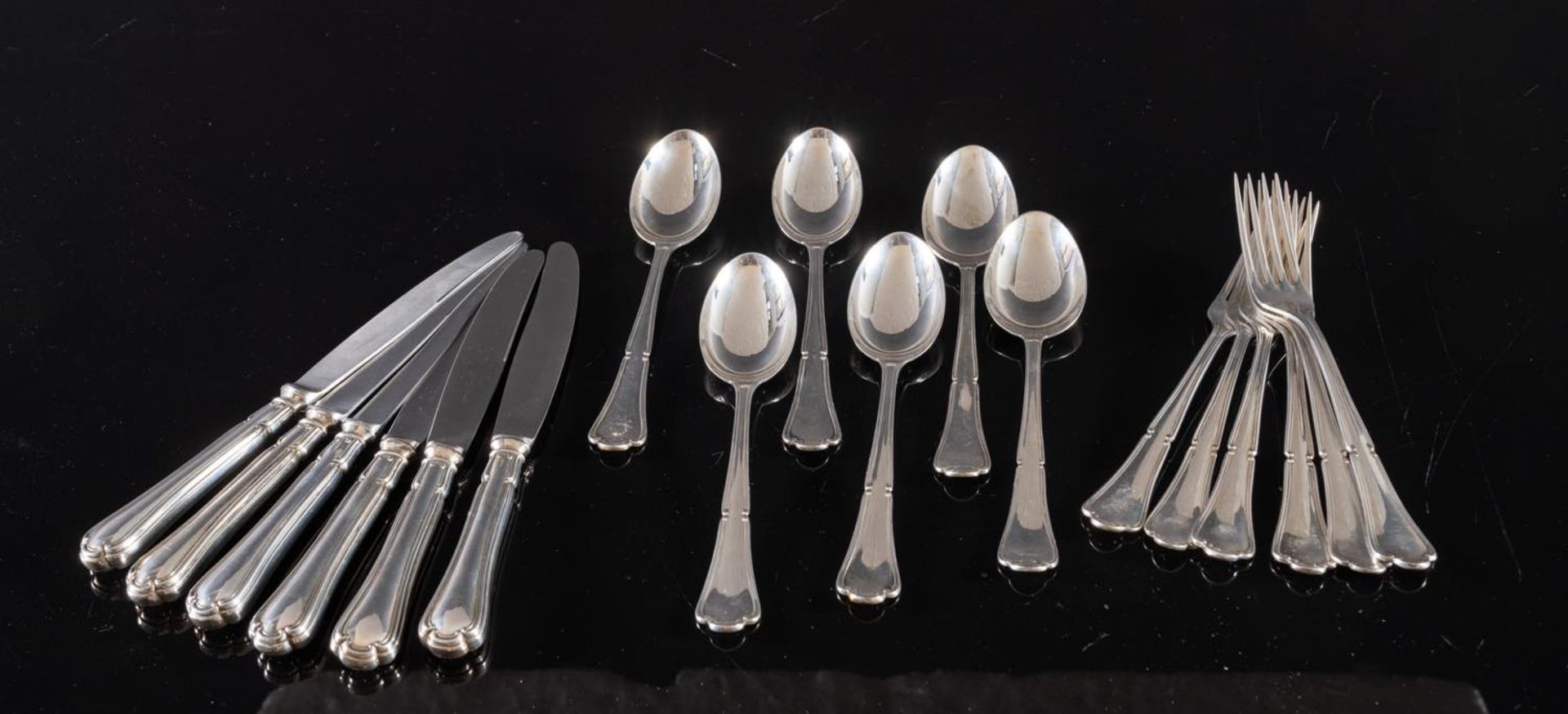 Servizio di posate in argento, Vicenza, XX secolo. Composto da: 6 forchette, gr. 400; 6 cucchiai,