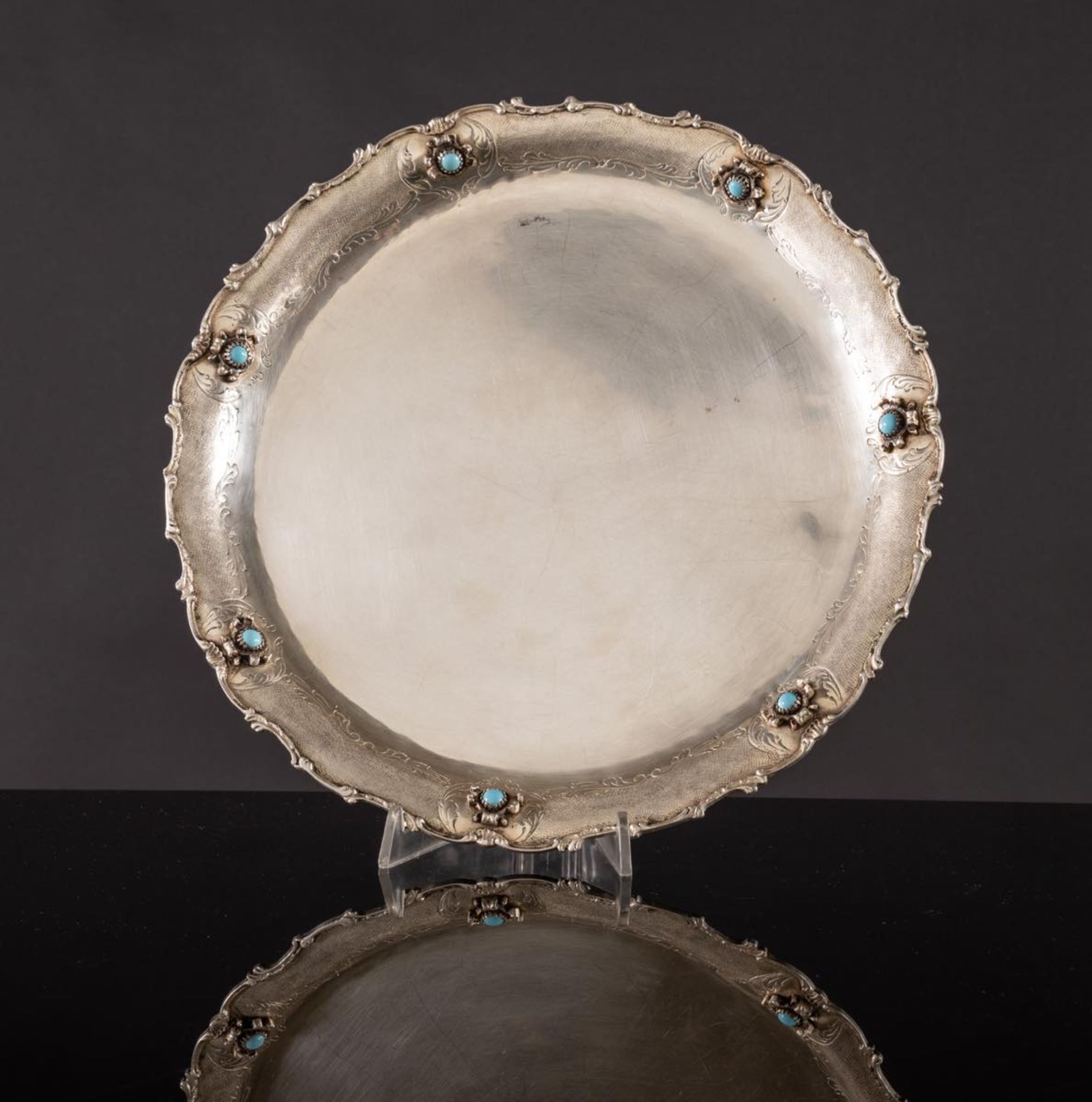 Vassoio circolare in argento, Milano, XX secolo. Cavetto liscio, tesa lavorata e decorata con