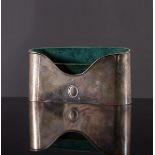 Portadocumenti in argento lavorato a mano, Firenze, XX secolo. Superficie liscia con medaglione