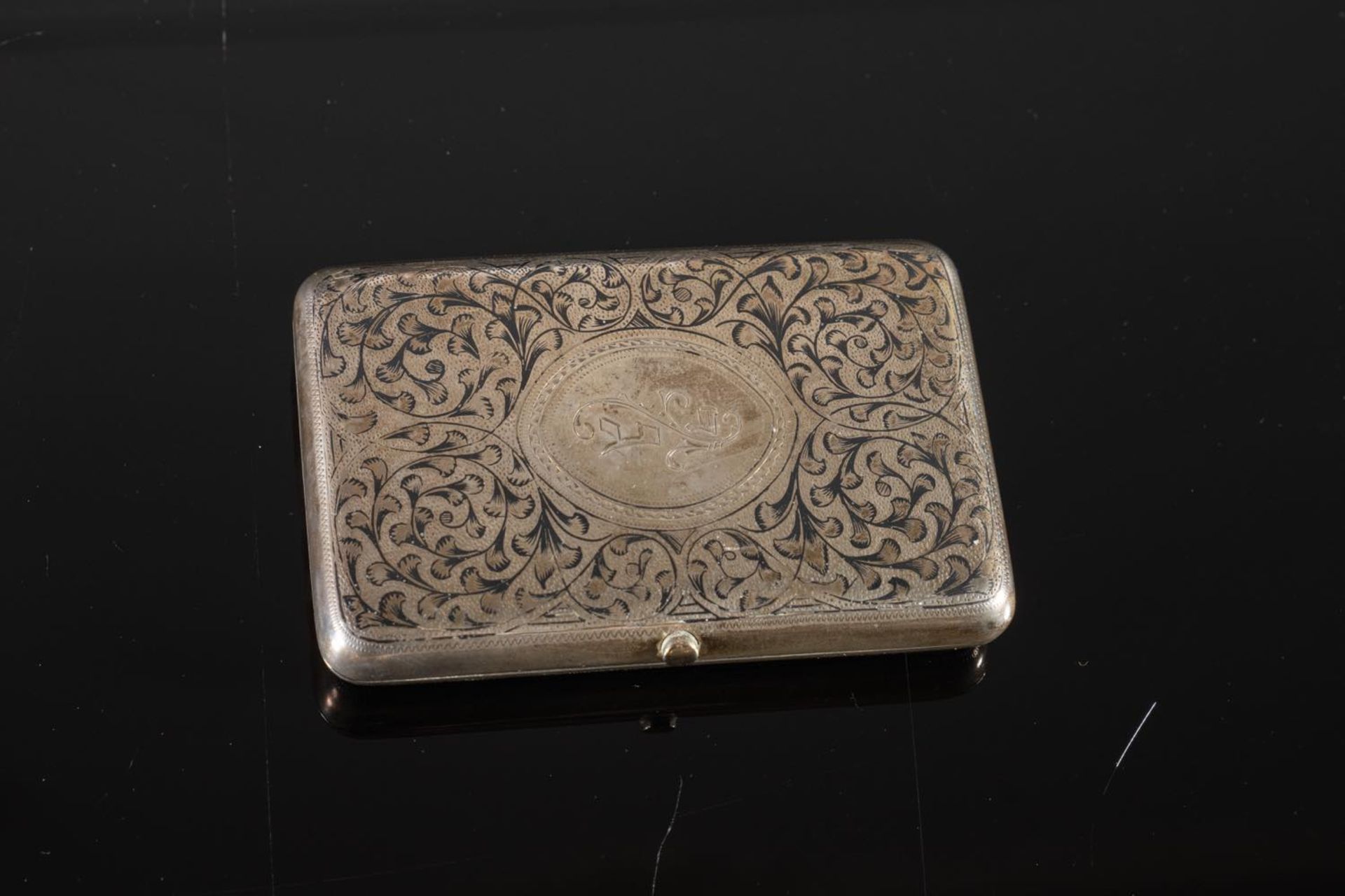 Porta-sigarette rettangolare in argento, XX secolo.Superficie liscia riccamente decorata a ramages - Image 2 of 3