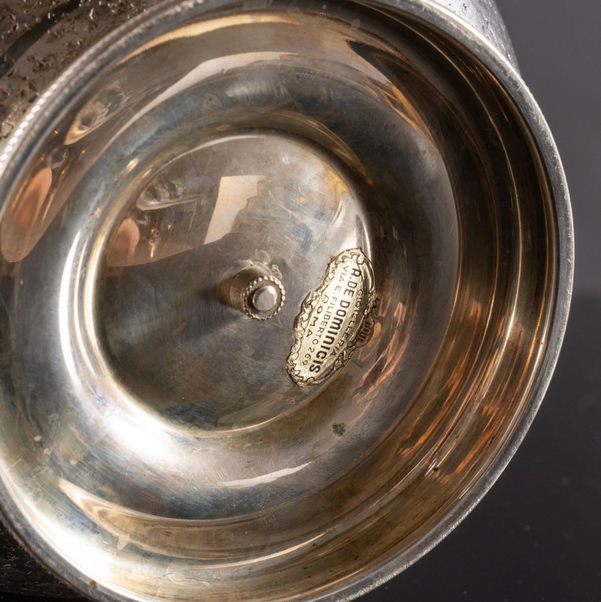 Secchiello in argento con manico, Italia, XX secolo. Corpo a sezione ovale poggiante su piede - Bild 4 aus 4
