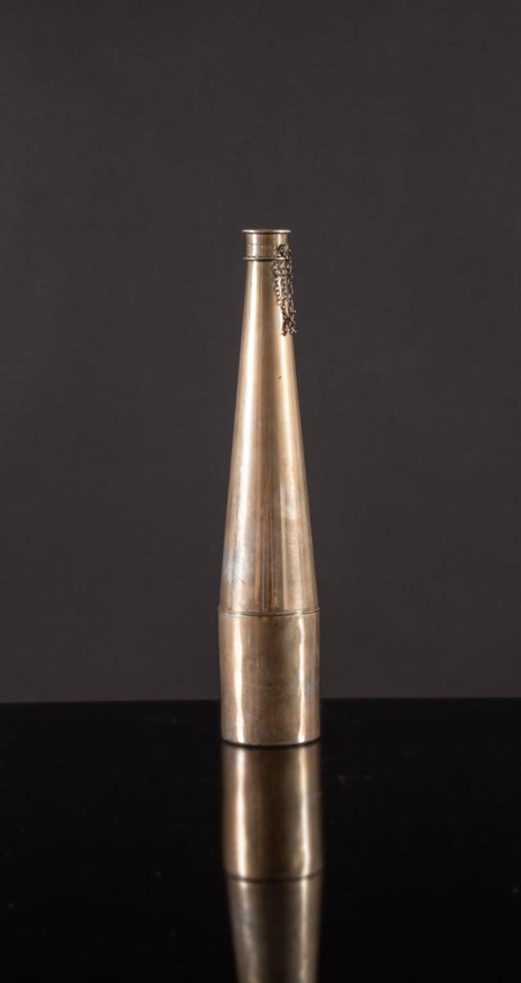 Argenteria Cusi, Bottiglia in argento, Milano, XX secolo. Completa di tappo fissato con catenella, - Bild 2 aus 3