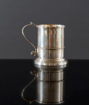 Piccolo boccale in argento 925 lavorato a mano, Bolzano, XX secolo.Corpo a sezione circolare,