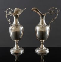 Coppia di versatoi in argento, Italia, XX secolo.Corpo piriforme poggiante su piede circolare,