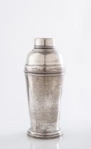 Shaker in argento, XX secolo. Corpo a sezione circolare con superficie liscia ed elemento