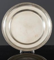 Grande piatto in argento, Italia, XX secolo. Superficie liscia, bordo San Marco, reca punzoni 800 -