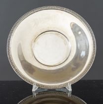 Piattino in argento, Milano, XX secolo.Superficie liscia, bordo decorato a palmette, presenta