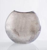 Vaso ovale in metallo argentato, XX secolo. Superficie martellata, H cm 26x27x9