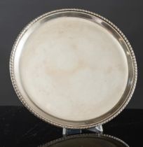 Rino Greggio Argentiere, Piatto circolare in argento, Padova, XX secolo. Superficie liscia, bordo
