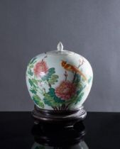Potiche in porcellana, Cina, XX secolo. Corpo a sezione circolare, superficie decorata con fiori,