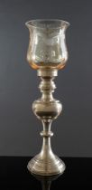 Lampada in argento, Italia, XX secolo. Corpo a sezione circolare con superficie liscia, piede