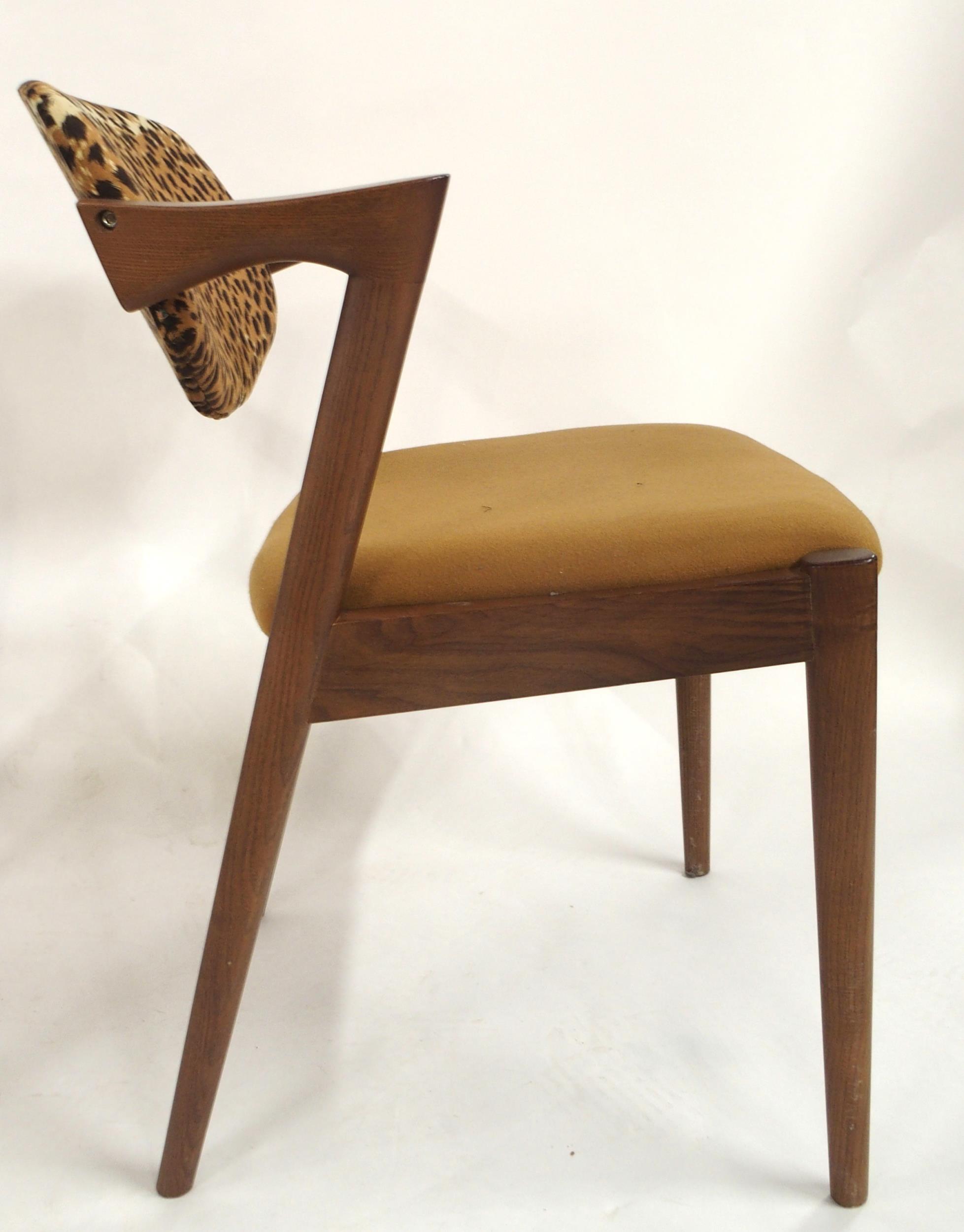 A lot of four mid 20th century teak framed Kai Kristiansen model 42 dining chairs with distinctive - Image 3 of 5