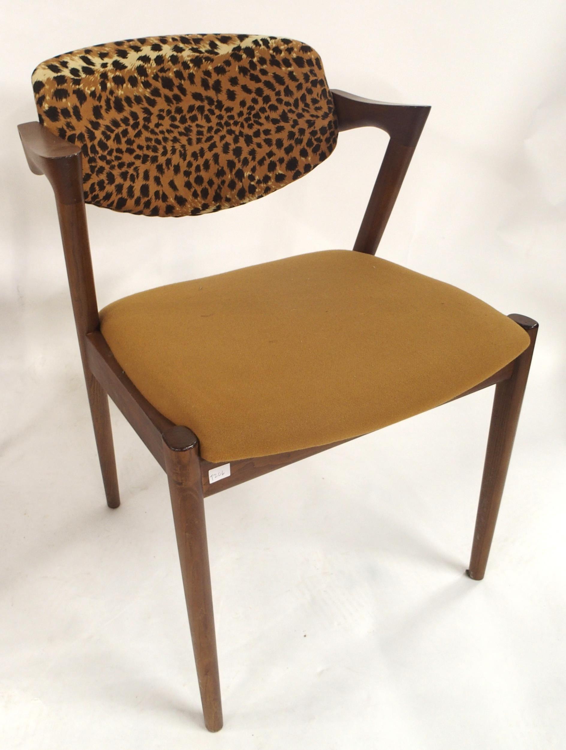 A lot of four mid 20th century teak framed Kai Kristiansen model 42 dining chairs with distinctive - Image 2 of 5