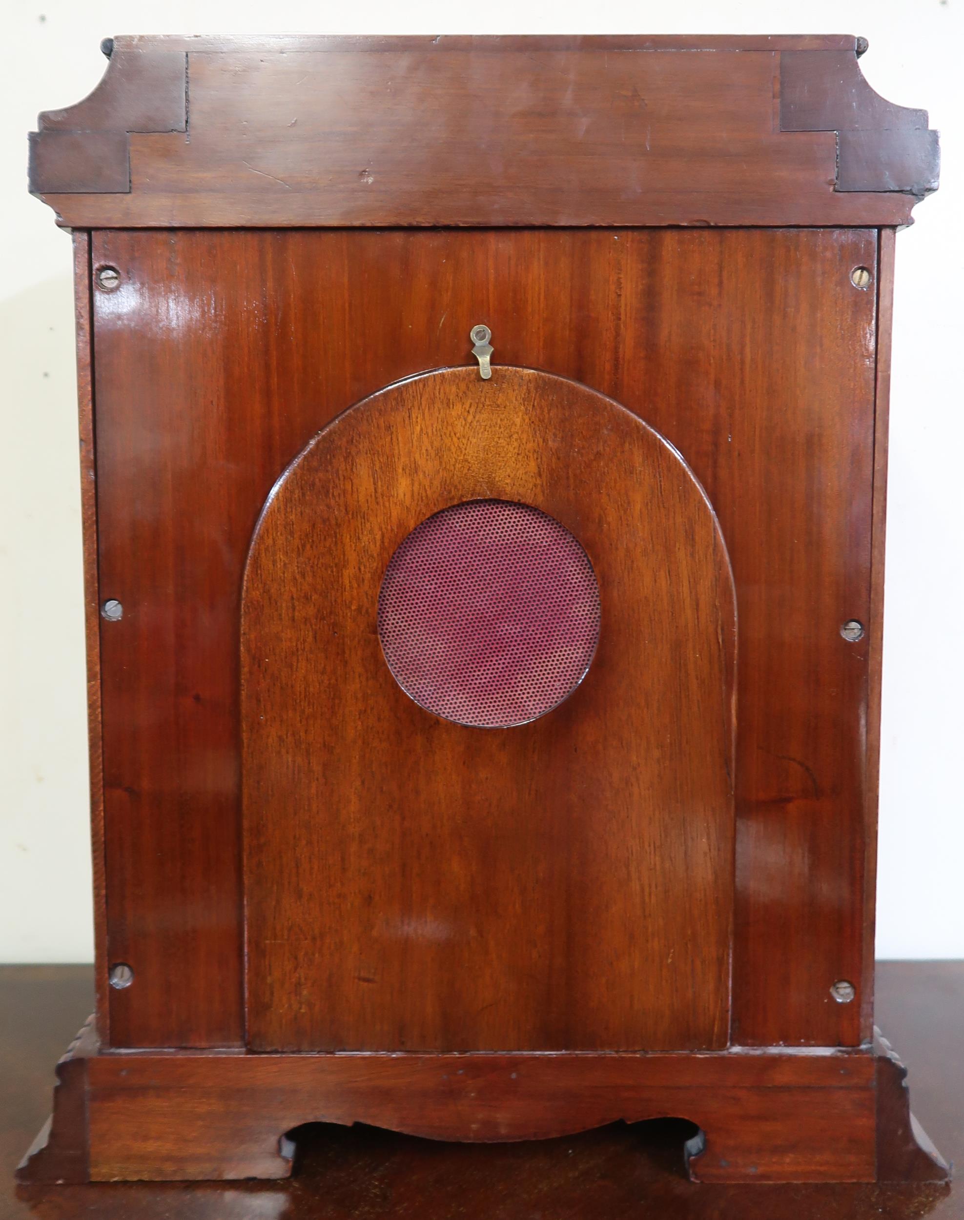 A 20th century mahogany cased mantle clock with Grecian key design over silvered dial bearing - Image 6 of 8