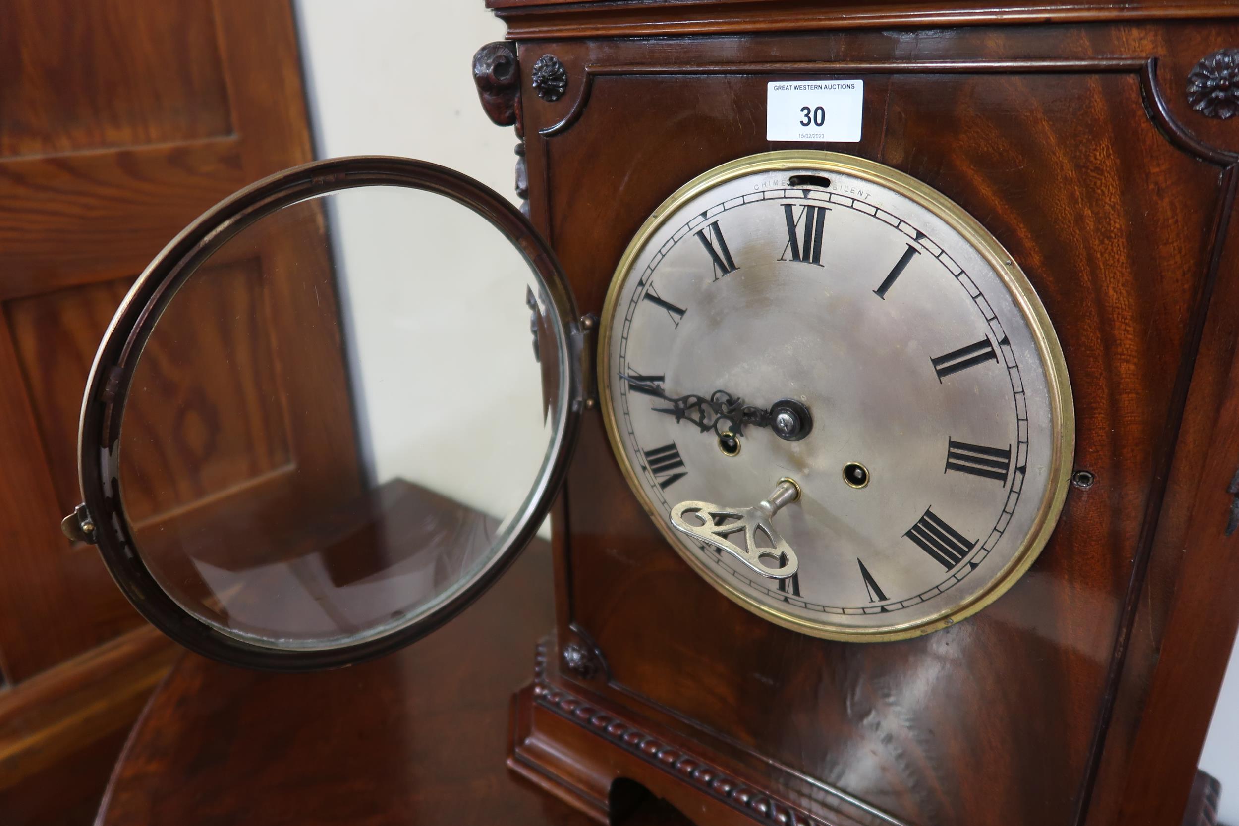 A 20th century mahogany cased mantle clock with Grecian key design over silvered dial bearing - Image 5 of 8