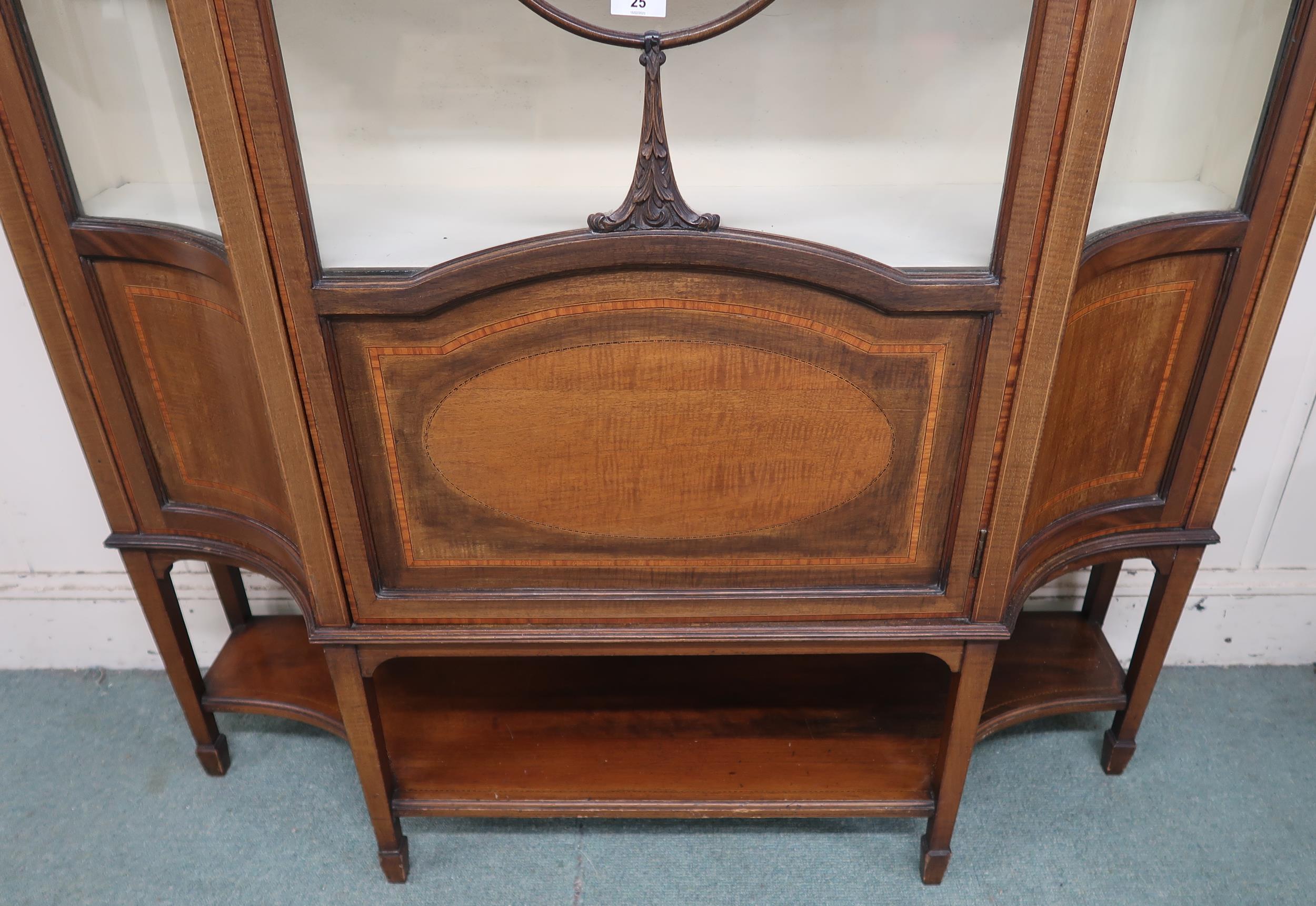 An Edwardian mahogany and satinwood inlaid display cabinet with moulded cornice over single glazed - Image 2 of 6