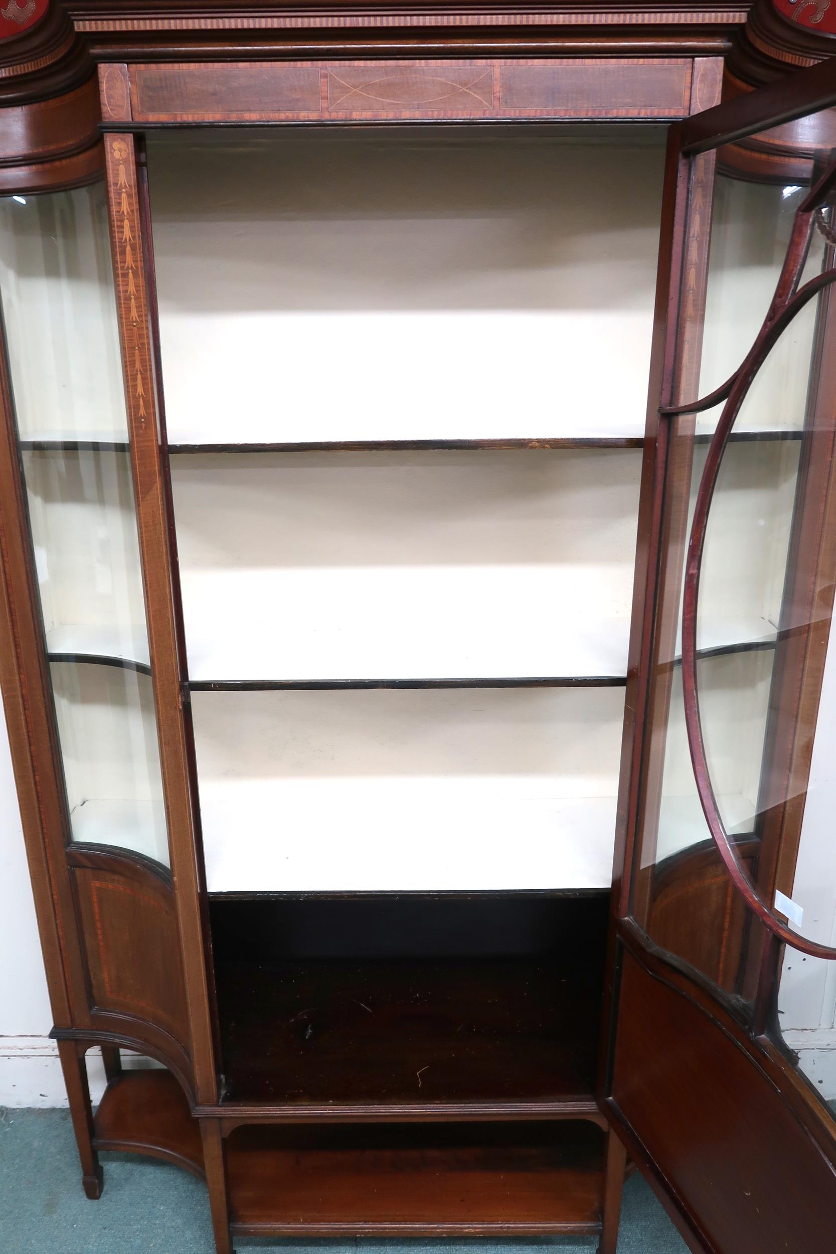 An Edwardian mahogany and satinwood inlaid display cabinet with moulded cornice over single glazed - Image 5 of 6