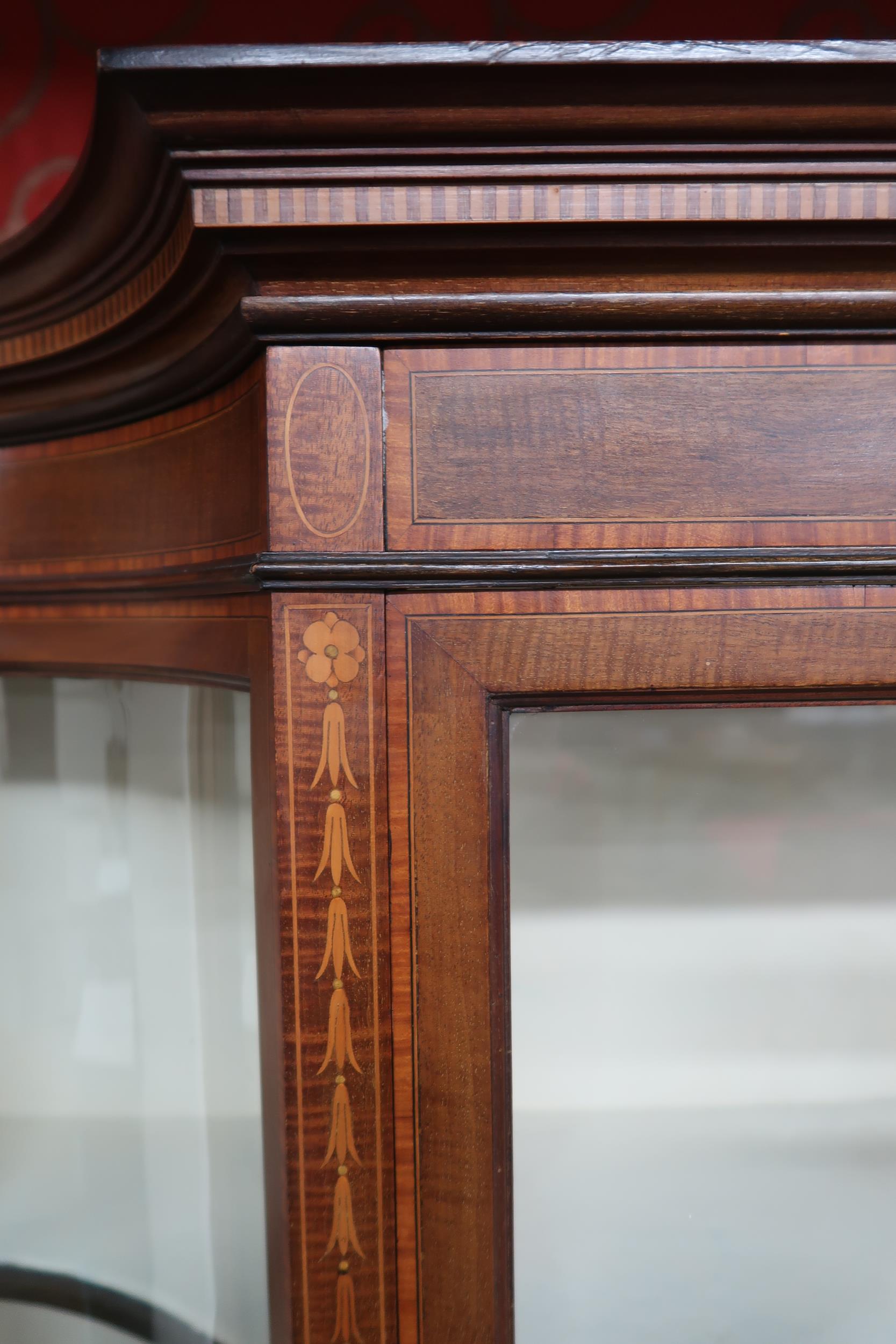 An Edwardian mahogany and satinwood inlaid display cabinet with moulded cornice over single glazed - Image 4 of 6