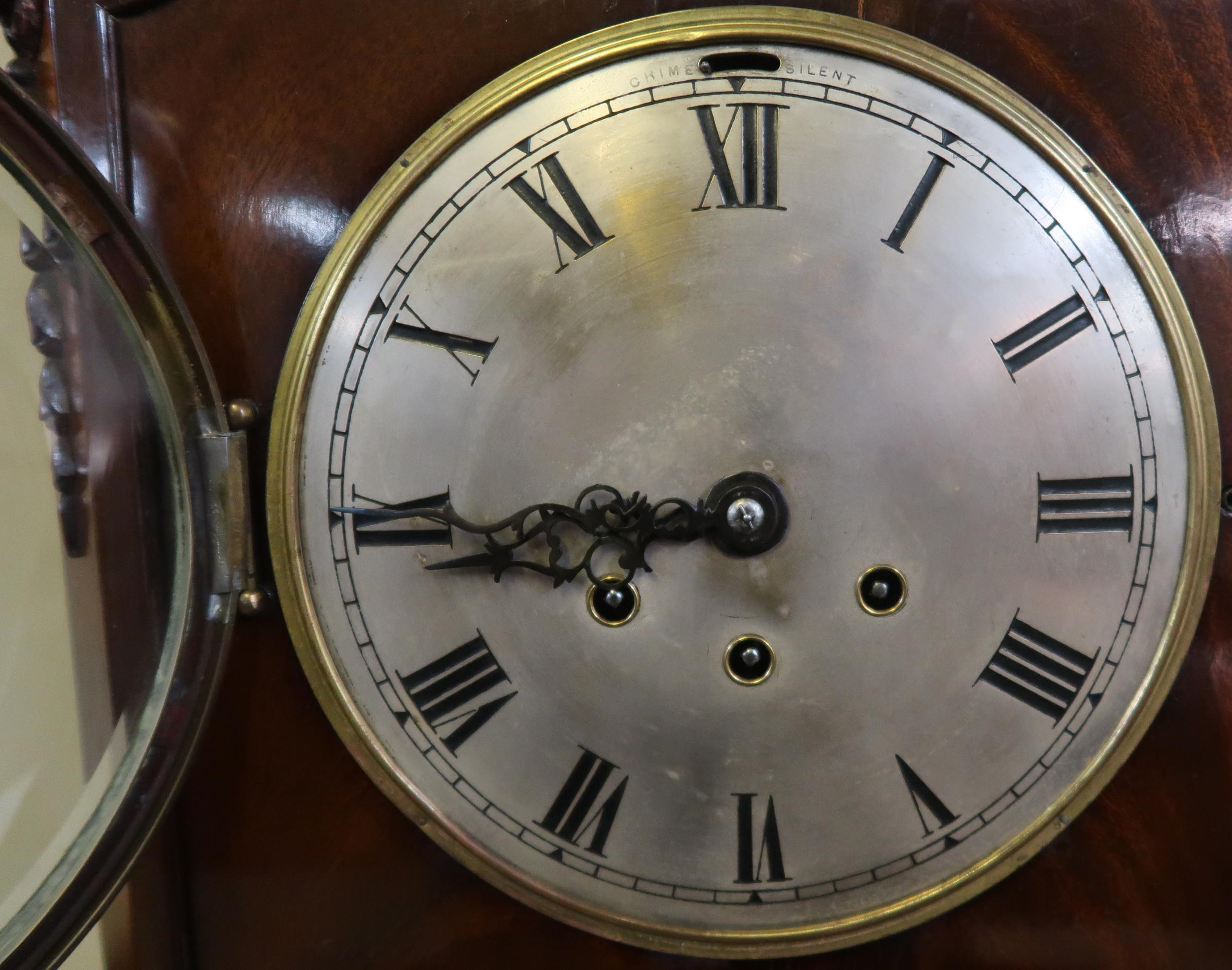 A 20th century mahogany cased mantle clock with Grecian key design over silvered dial bearing - Image 4 of 8