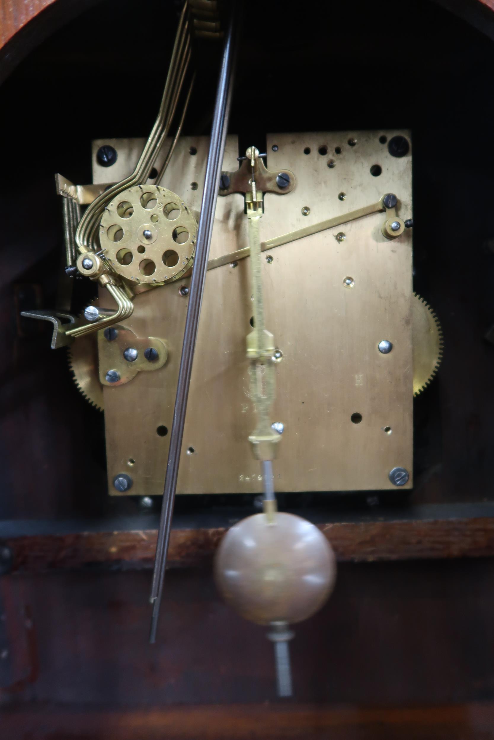 A 20th century mahogany cased mantle clock with Grecian key design over silvered dial bearing - Image 7 of 8