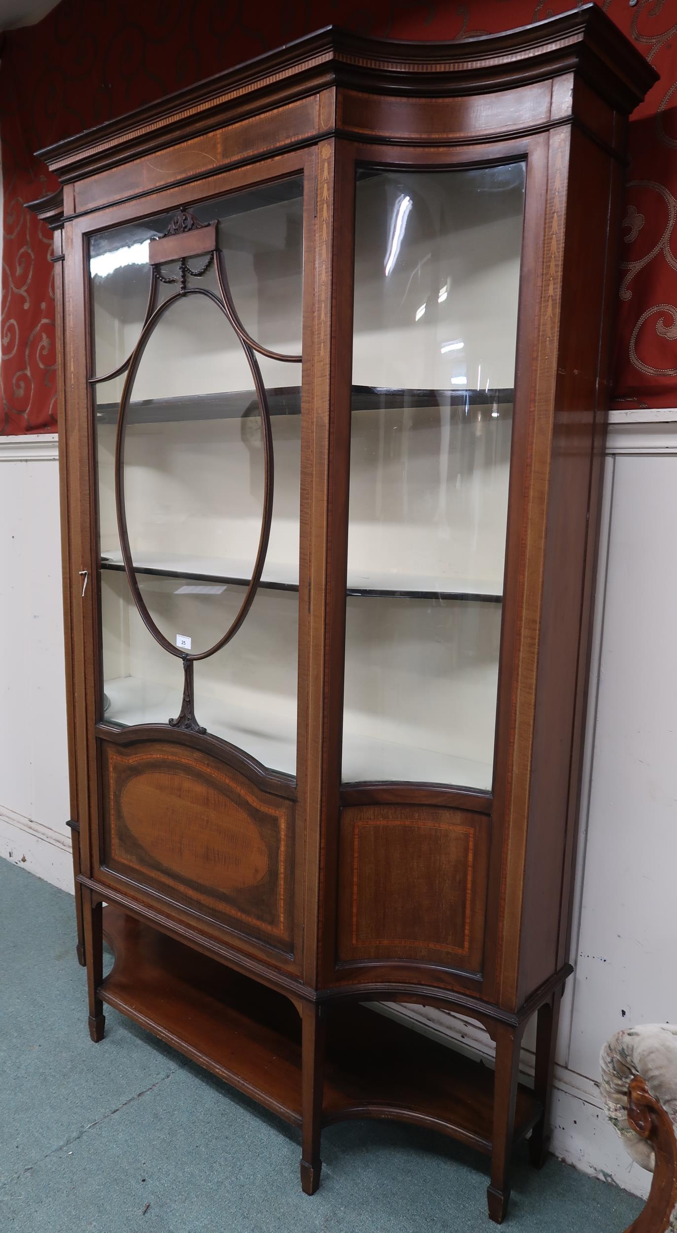 An Edwardian mahogany and satinwood inlaid display cabinet with moulded cornice over single glazed - Image 6 of 6