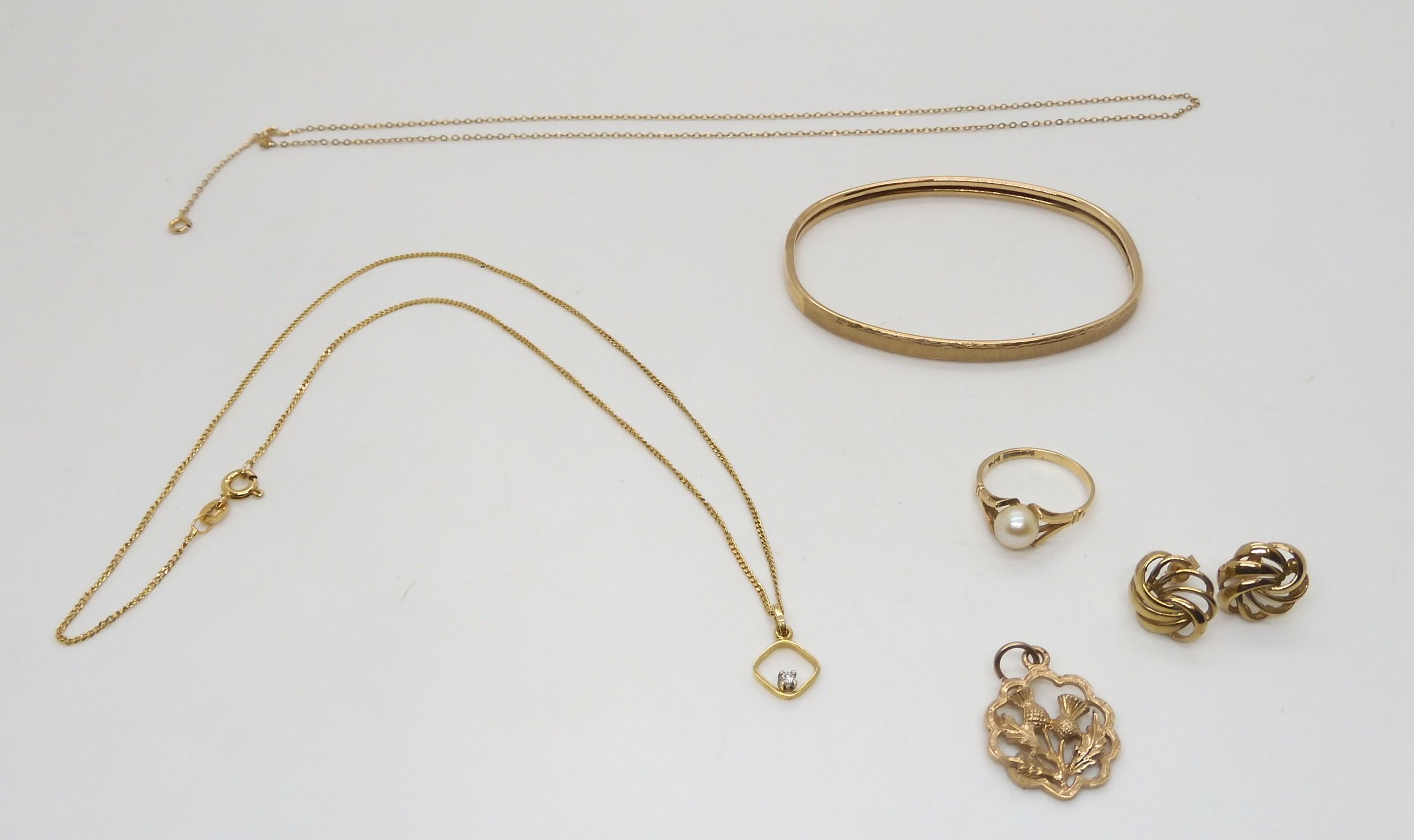 A collection of 9ct gold items, to include a bangle, a thistle pendant, a pearl ring size J1/2, a