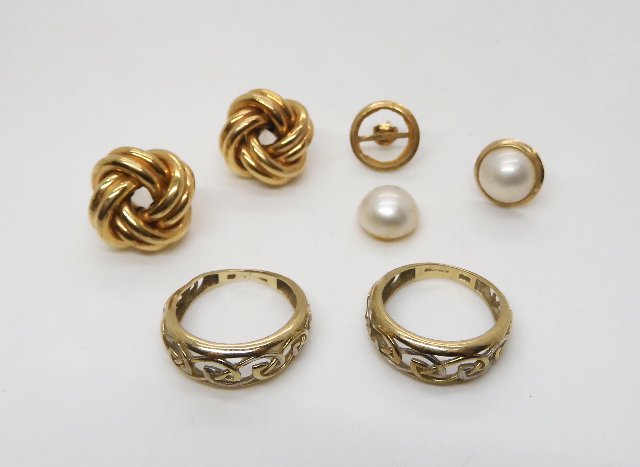 Two 9ct gold Celtic knotwork rings both size N1/2, large knot earrings, and a mabe pearl pair,