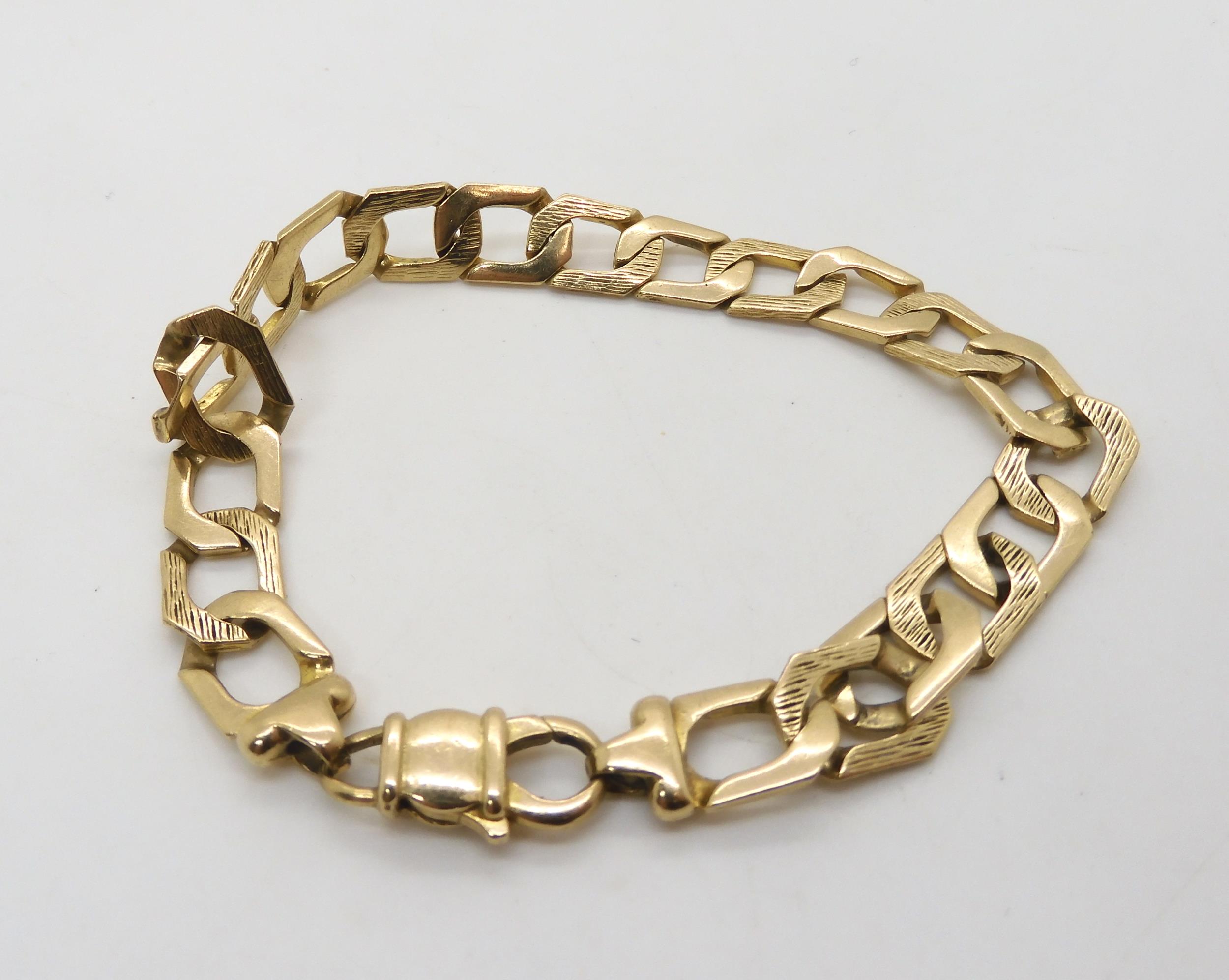 A 9ct gold curb chain bracelet, length 22cm, weight 20.8gms Condition Report:Available upon request