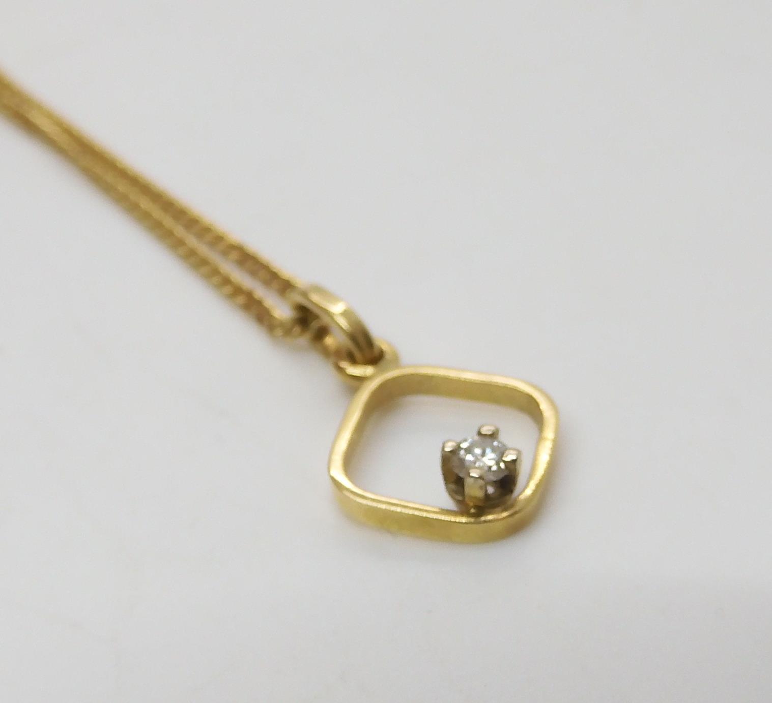 A collection of 9ct gold items, to include a bangle, a thistle pendant, a pearl ring size J1/2, a - Image 4 of 5