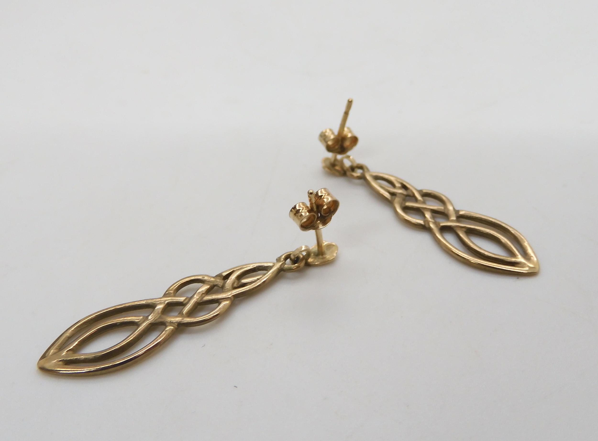 A 9ct gold knotwork bangle together with two pairs of earrings weight together 8.2gms Condition - Image 3 of 4