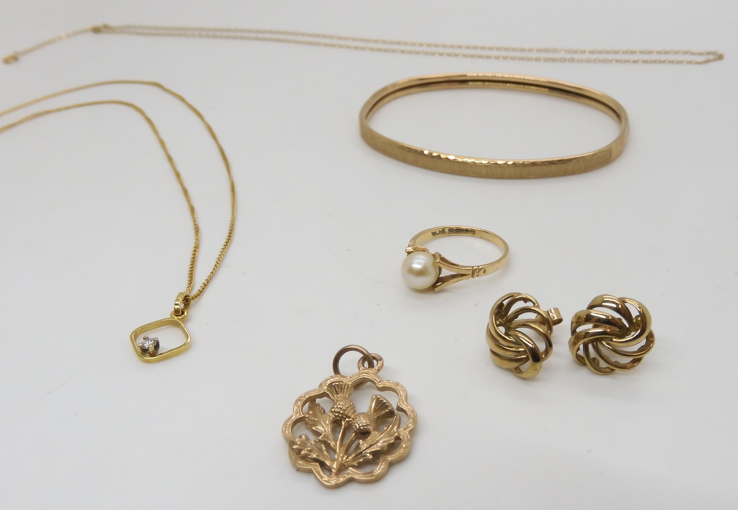 A collection of 9ct gold items, to include a bangle, a thistle pendant, a pearl ring size J1/2, a - Image 2 of 5