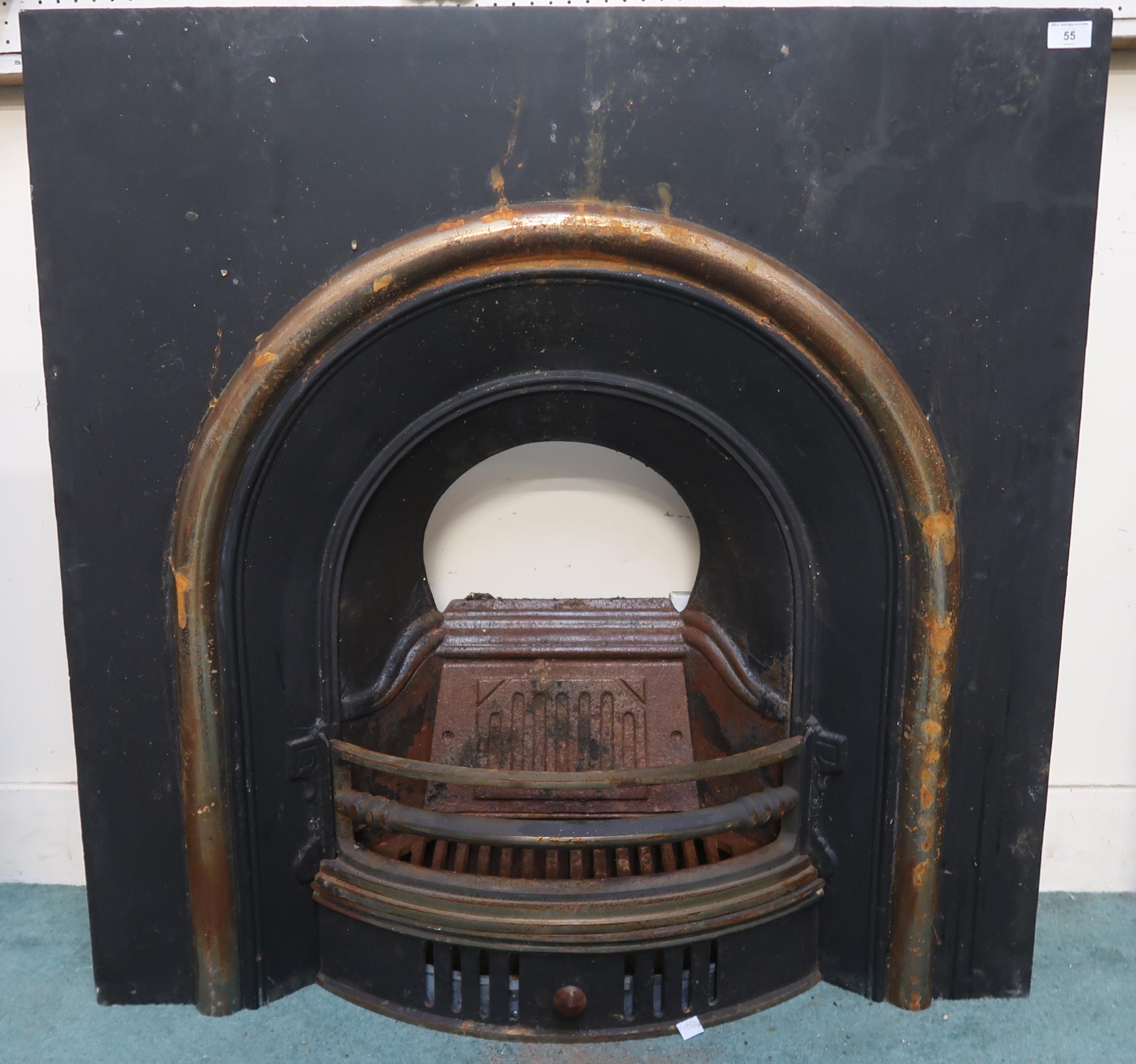 A Victorian cast iron fire place insert with integrated fire basket, 96cm high x 96cm wide x 26cm - Image 6 of 6