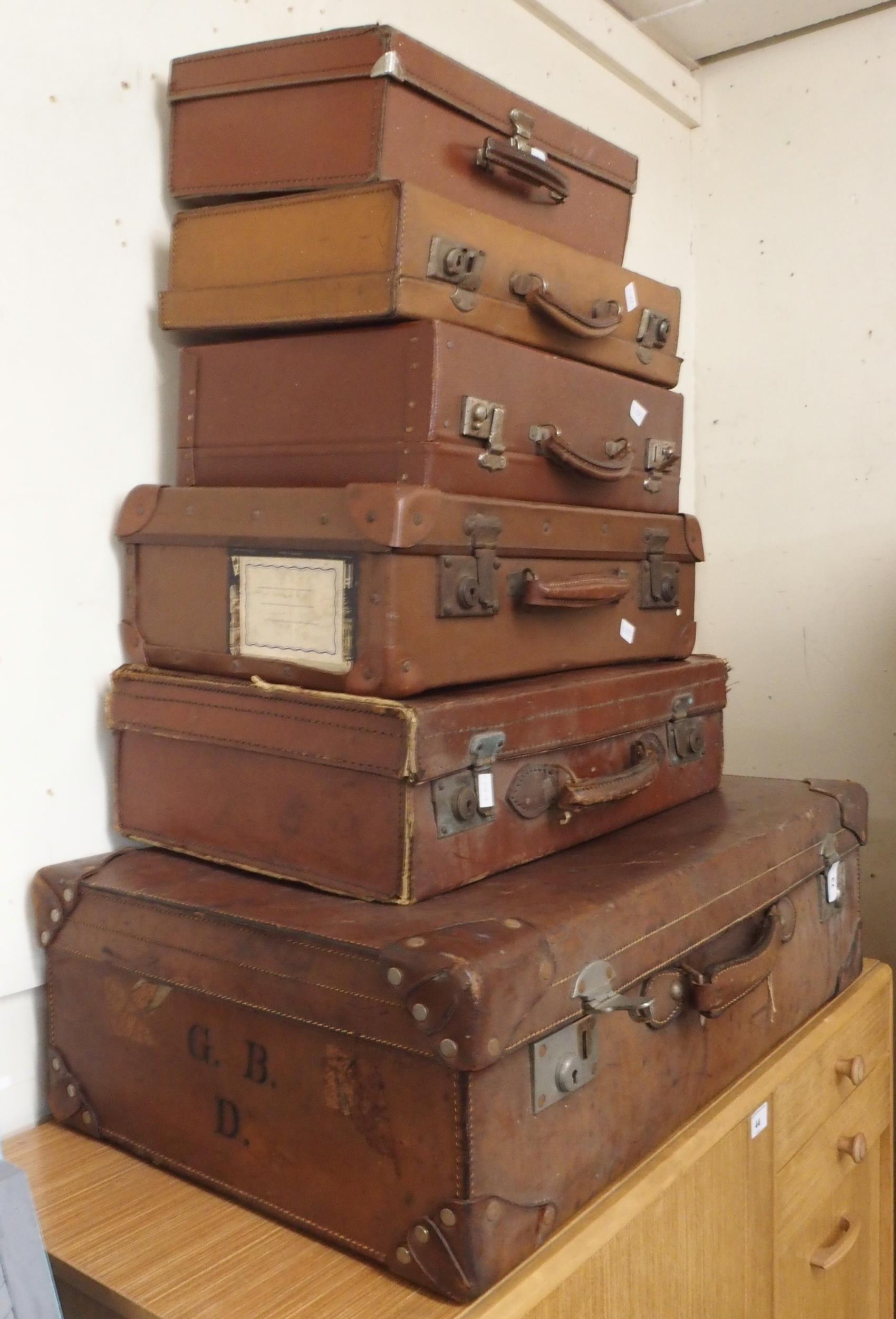A lot of six assorted late 19th/early 20th century leather travel cases (6) Condition Report: - Image 2 of 2