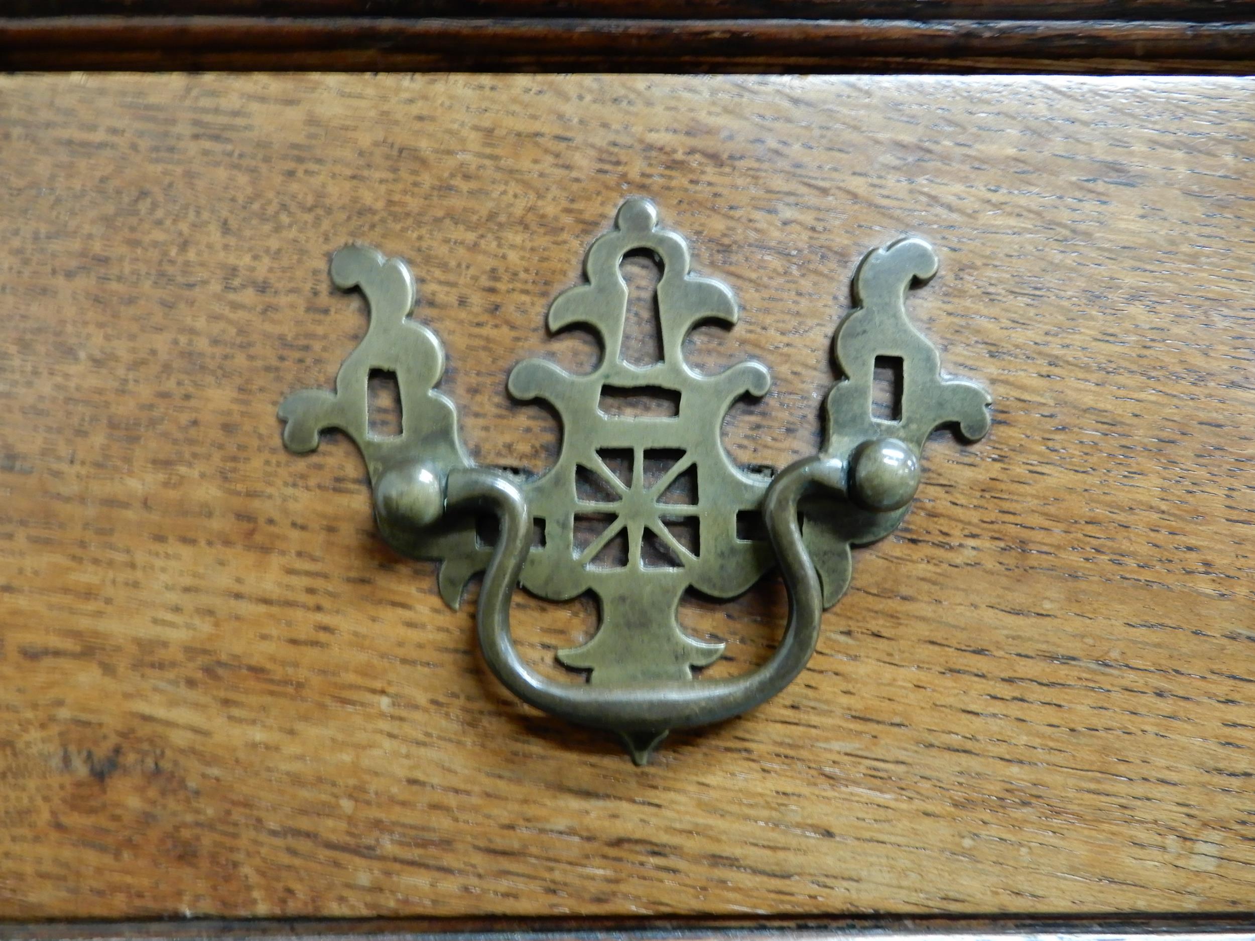 An 18th century ash two short over three long chest of drawers with additional frieze drawer to - Image 4 of 8