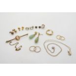 A collection of 9ct gold and yellow metal items, to include a pair of Chinese green hardstone drop