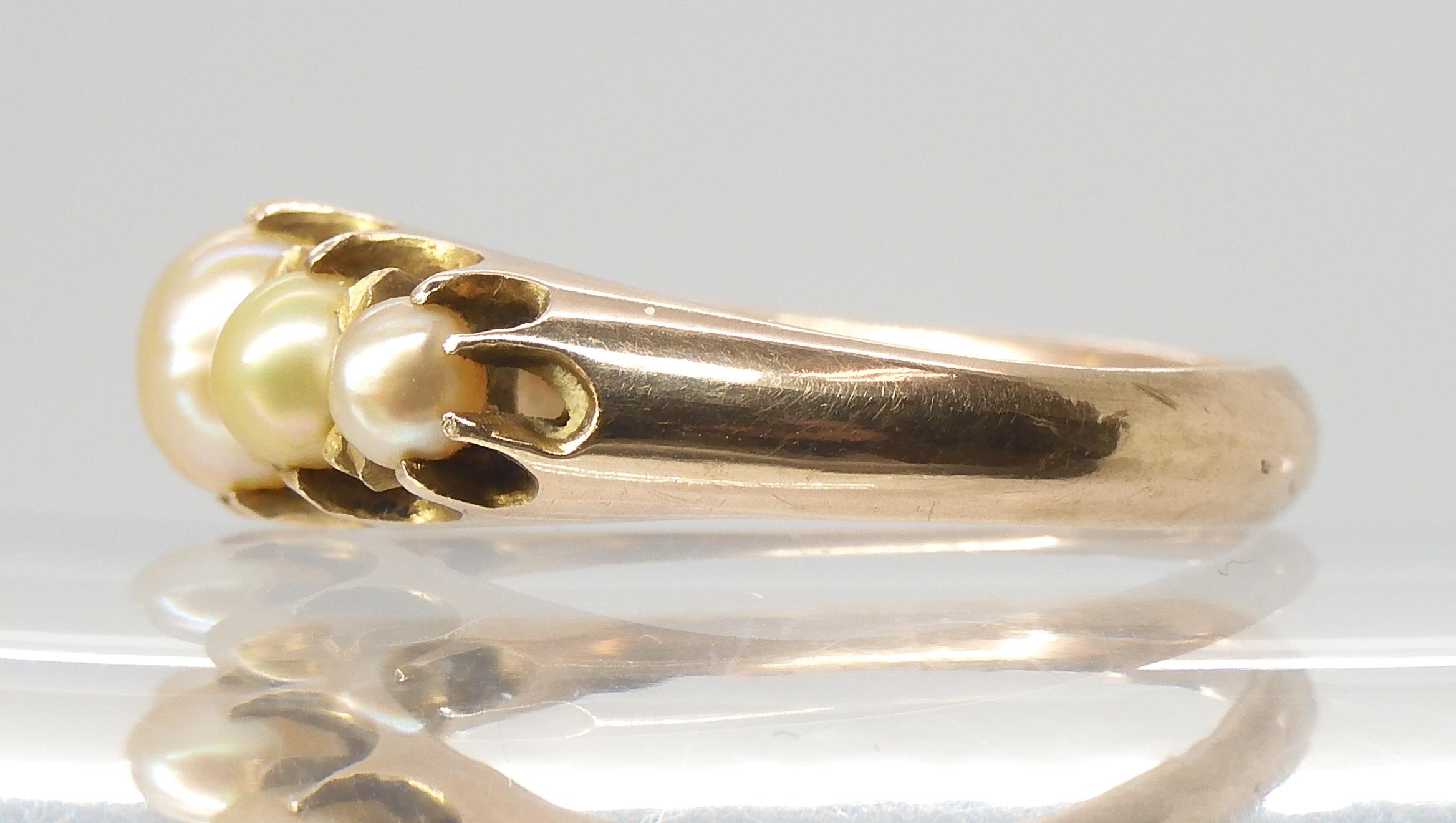 A VINTAGE PEARL RING set with five freeform cream pearls with good lustre, in a yellow metal - Image 3 of 5