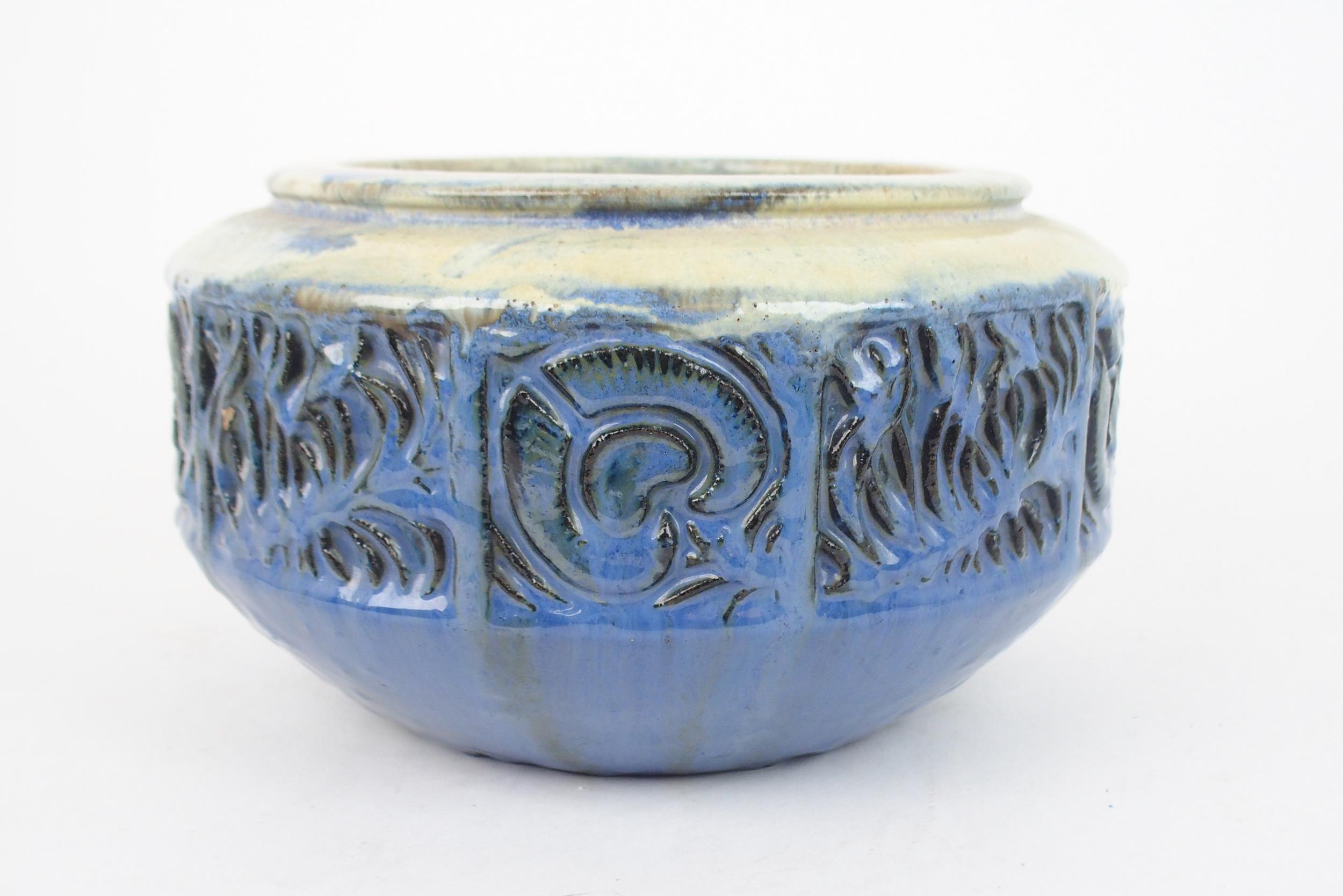 FULPER POTTERY, USA BOWL circa 1920, with peacock feather decoration in blue glaze, 25cm diameter - Image 2 of 5