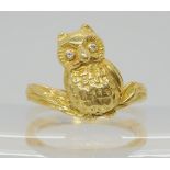 AN 18CT GOLD OWL RING with diamond set eyes. Full Birmingham import marks. Finger size L, weight 6.