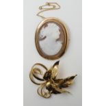 TWO 9CT GOLD BROOCHES a brooch in the shape of stylized leaves, dimensions 4.7cm x 3.5cm and a shell