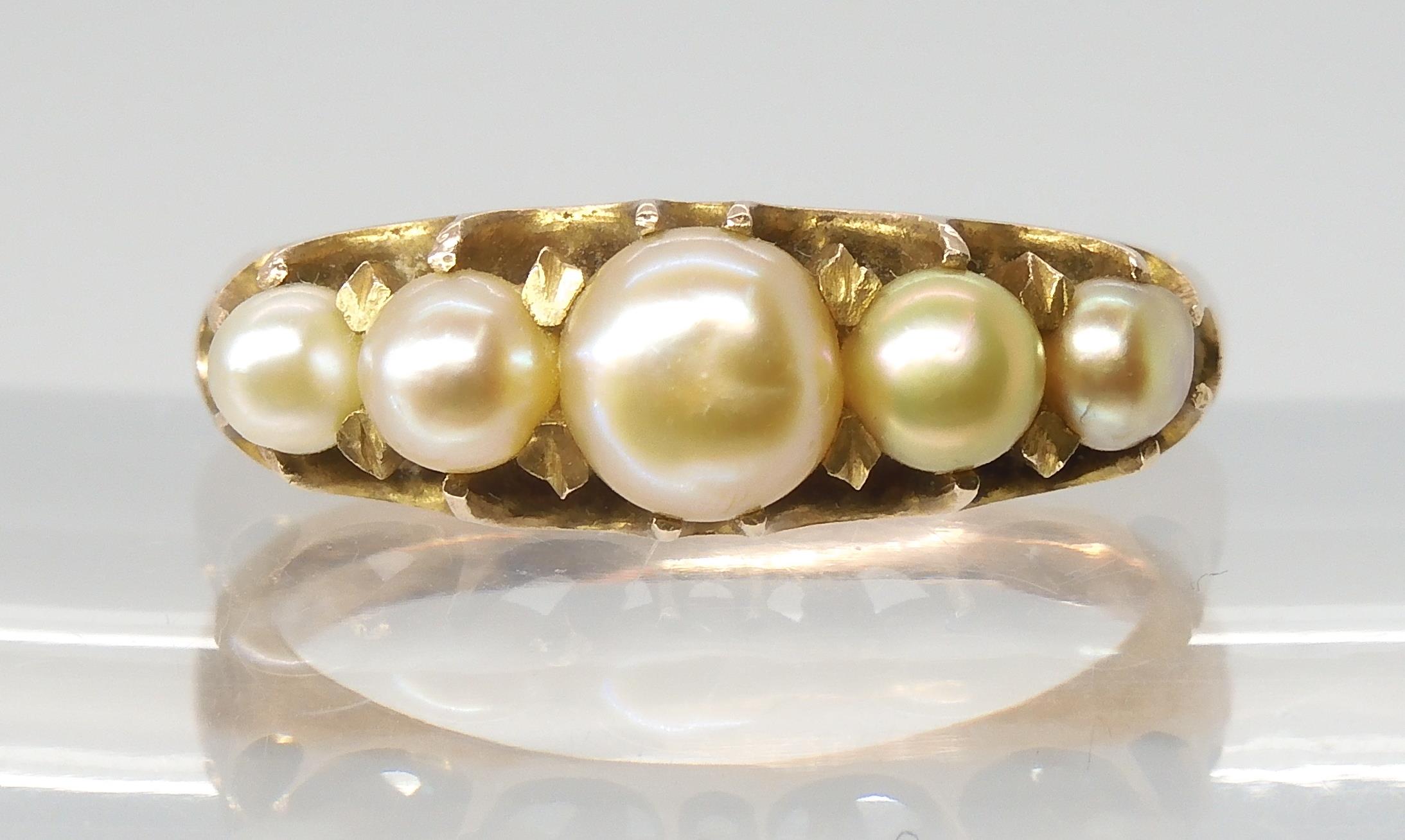 A VINTAGE PEARL RING set with five freeform cream pearls with good lustre, in a yellow metal - Image 2 of 5