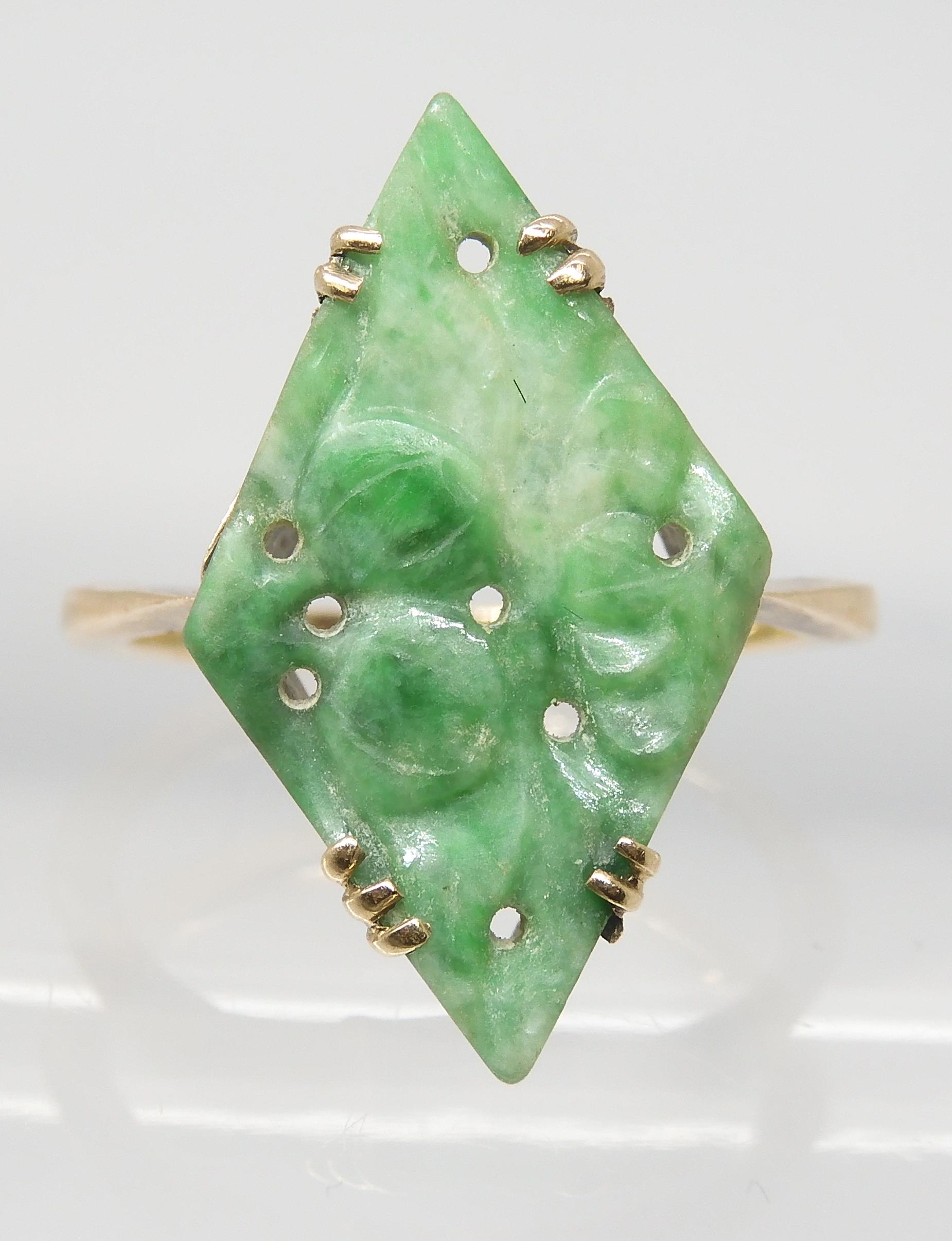 A CHINESE GREEN HARDSTONE RING set with a lozenge shaped plaque, carved with fruit. In a 9ct gold - Image 2 of 5