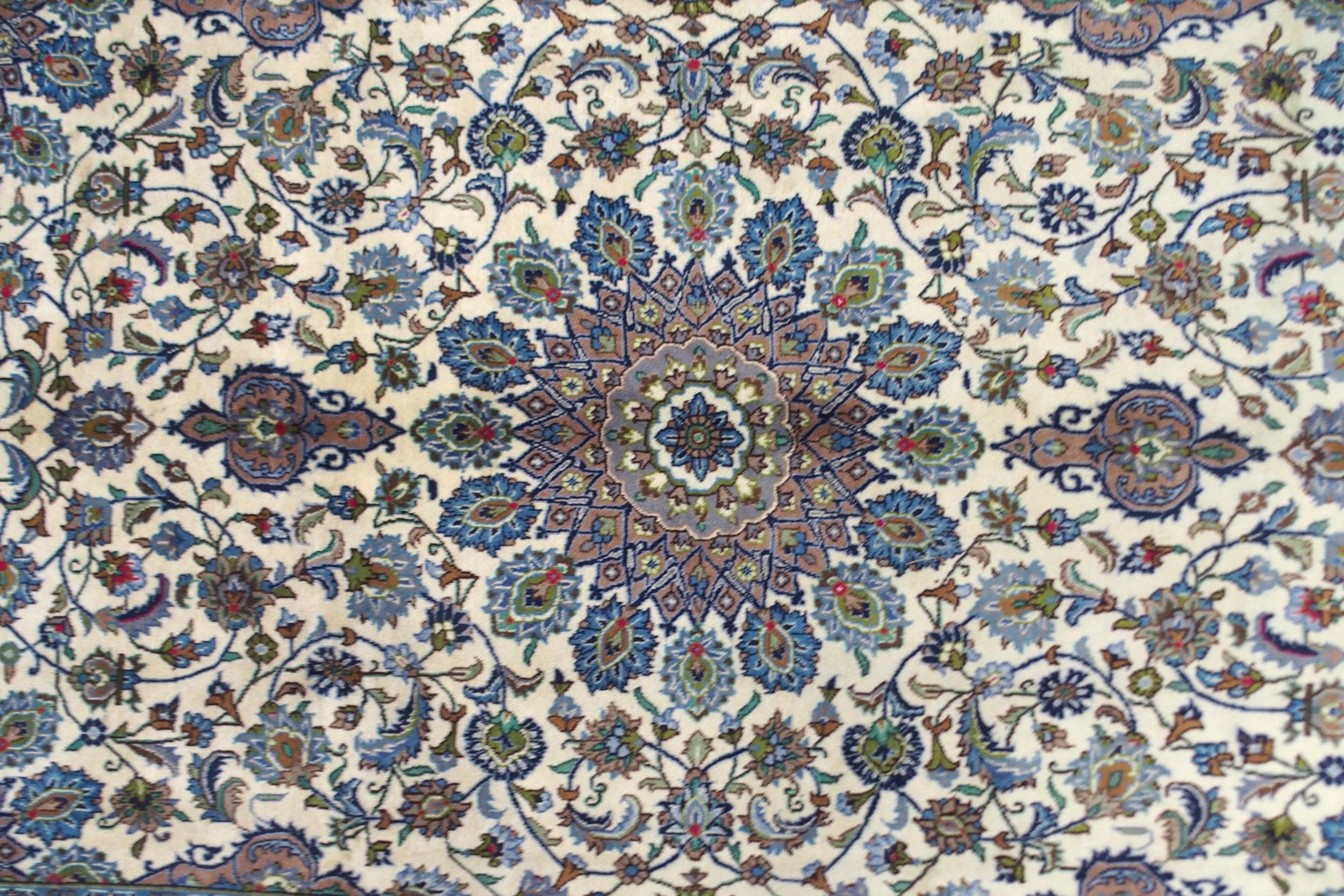 A CREAM GROUND MESHED RUG with multicolour flower head central medallion, matching spandrels and - Bild 2 aus 10