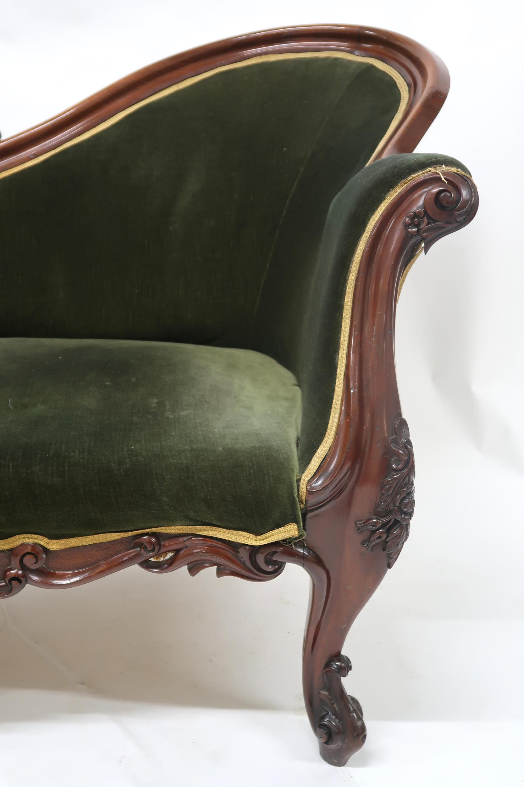 A VICTORIAN WALNUT FRAMED TWIN SPOONBACK SALON SETTEE with carved scrolled surmount over velour - Image 4 of 8
