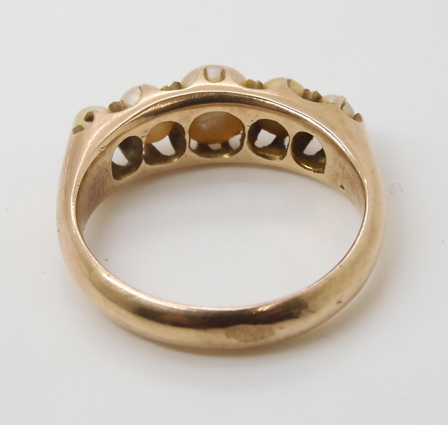 A VINTAGE PEARL RING set with five freeform cream pearls with good lustre, in a yellow metal - Image 5 of 5