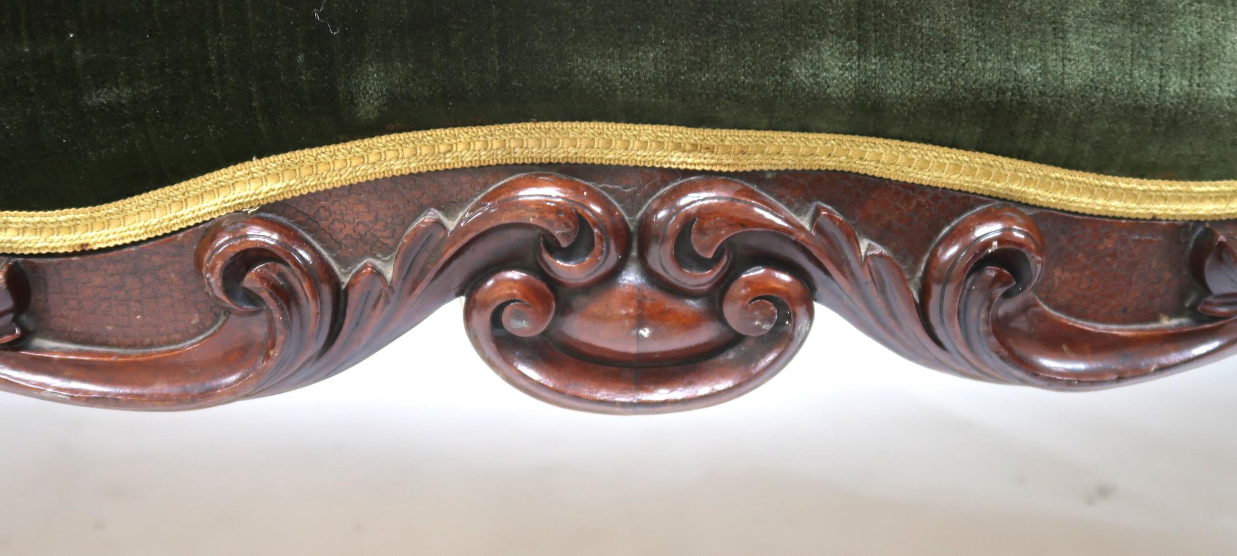 A VICTORIAN WALNUT FRAMED TWIN SPOONBACK SALON SETTEE with carved scrolled surmount over velour - Image 5 of 8