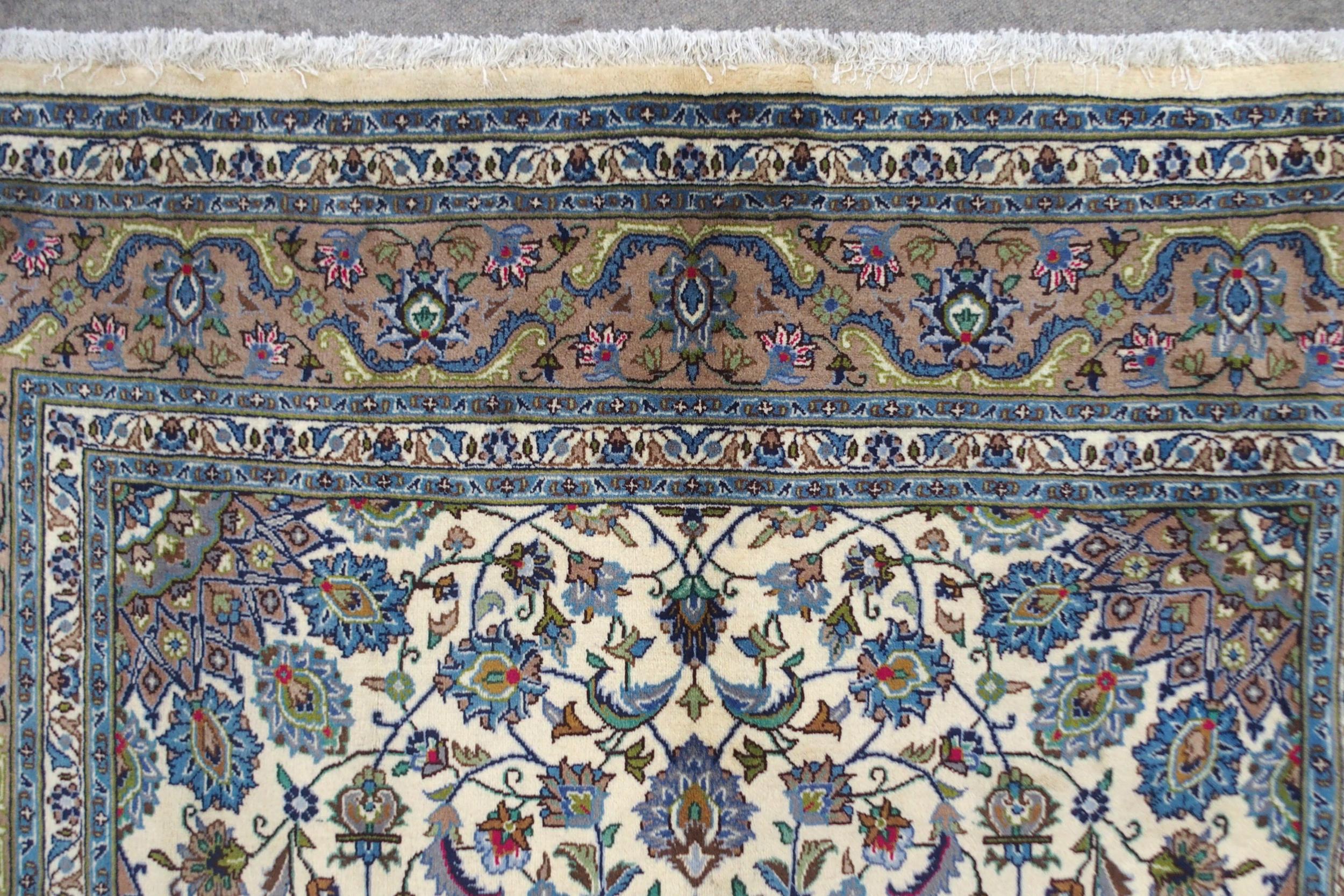 A CREAM GROUND MESHED RUG with multicolour flower head central medallion, matching spandrels and - Bild 6 aus 10