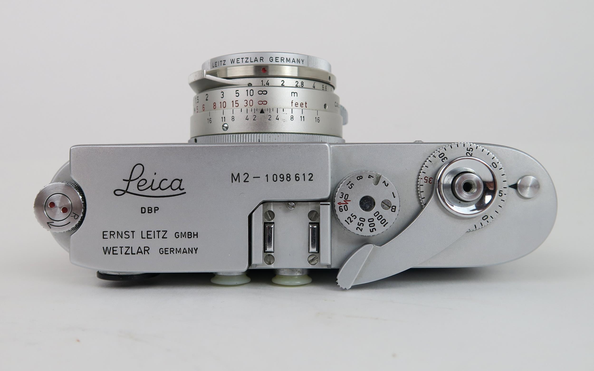 A 1964 LEITZ LEICA M2 RANGEFINDER CAMERA FITTED WITH A LEITZ SUMMILUX 1:1.4/35 LENS Serial no. - Image 4 of 4
