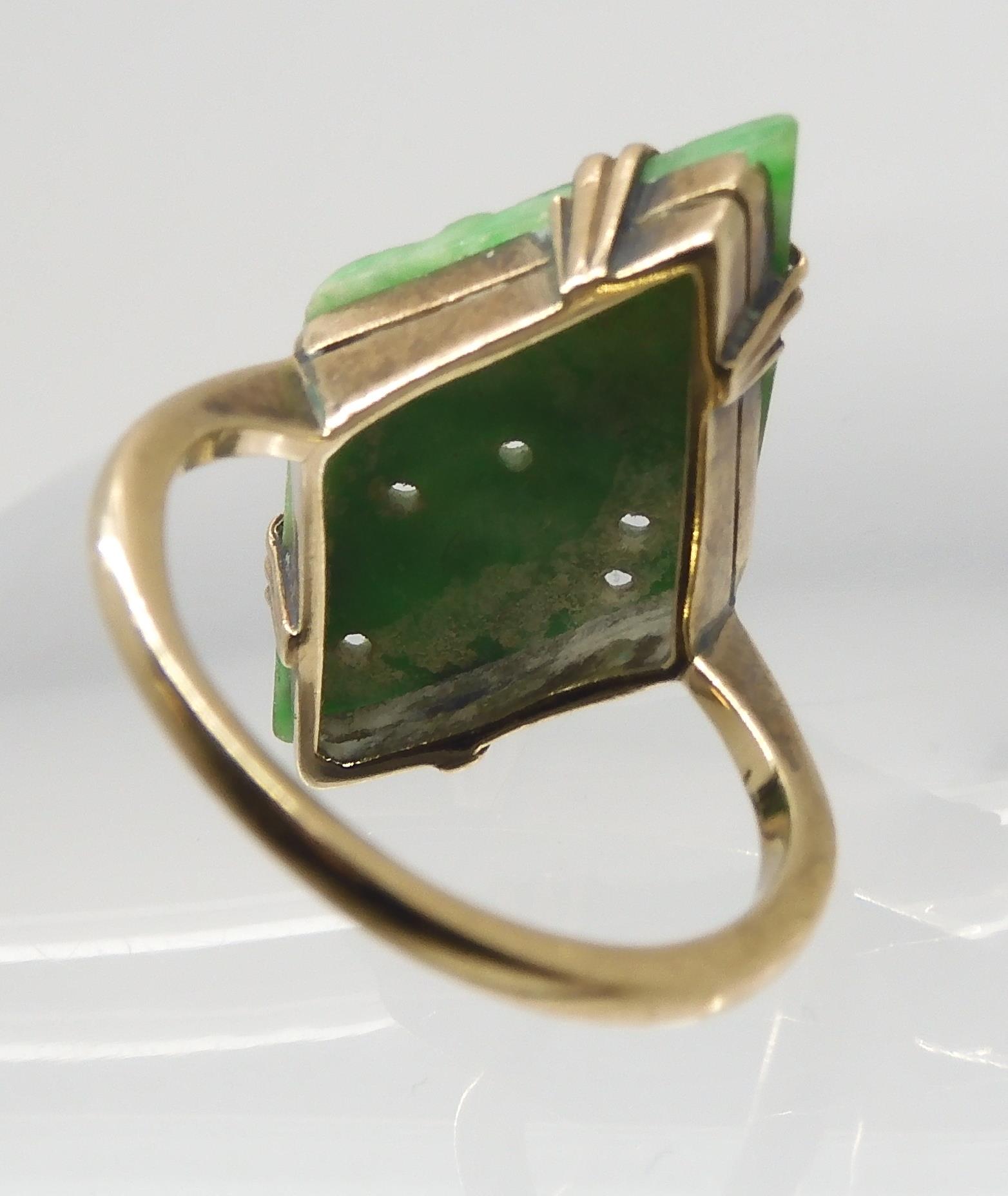 A CHINESE GREEN HARDSTONE RING set with a lozenge shaped plaque, carved with fruit. In a 9ct gold - Image 4 of 5