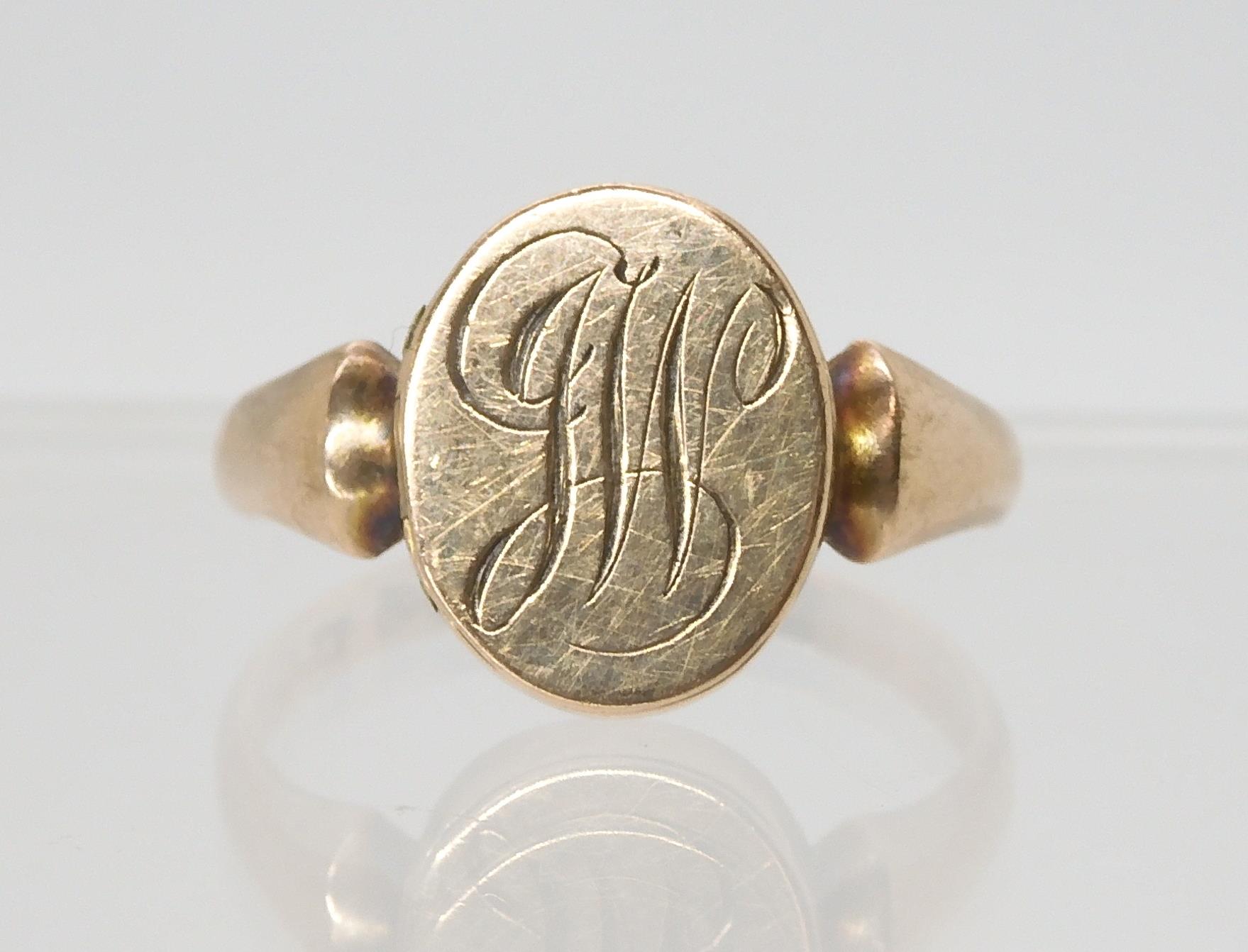 A 9CT GOLD LOCKET SIGNET RING the keepsake recess has a glazed panel inside. Full Chester